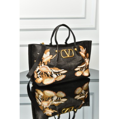 Valentino Garavani Medium Shopping Bag in Raffia with Floral Embroidery