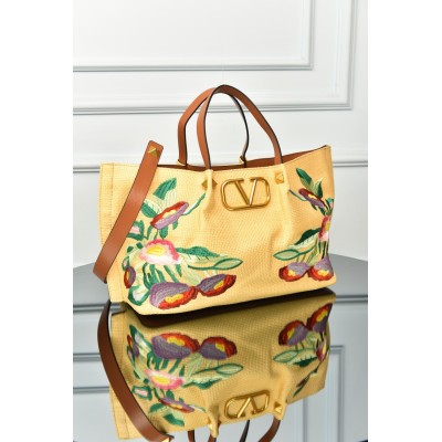 Valentino Garavani Medium Shopping Bag in Raffia with Floral Embroidery