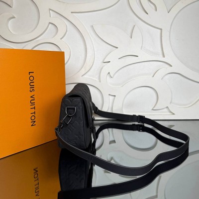 Louis Vuitton Montsouris Messenger PM