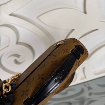 Louis Vuitton Pochette Metis East West