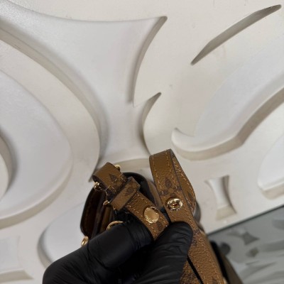 Louis Vuitton Pochette Metis East West