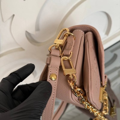 Louis Vuitton Pochette Metis East West