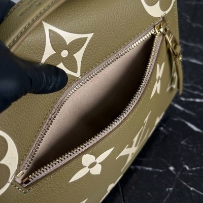 Louis Vuitton Pochette Metis